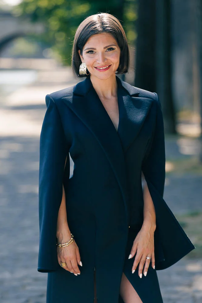 Photo corporate femme – portrait en tenue sombre