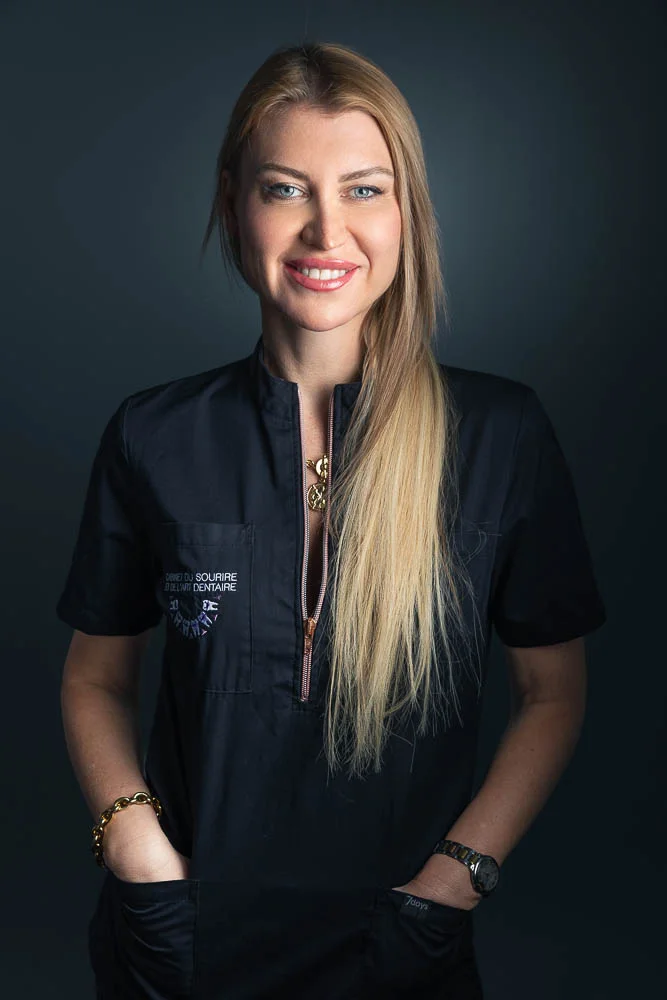 Photo corporate femme – portrait en tenue sombre