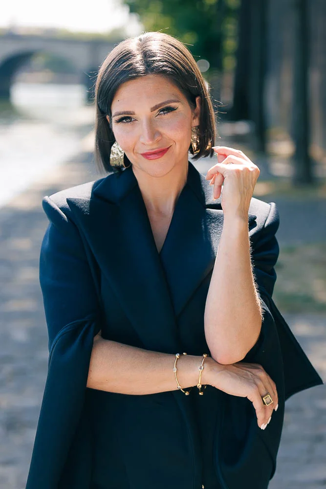 Photo corporate femme – portrait en tenue sombre