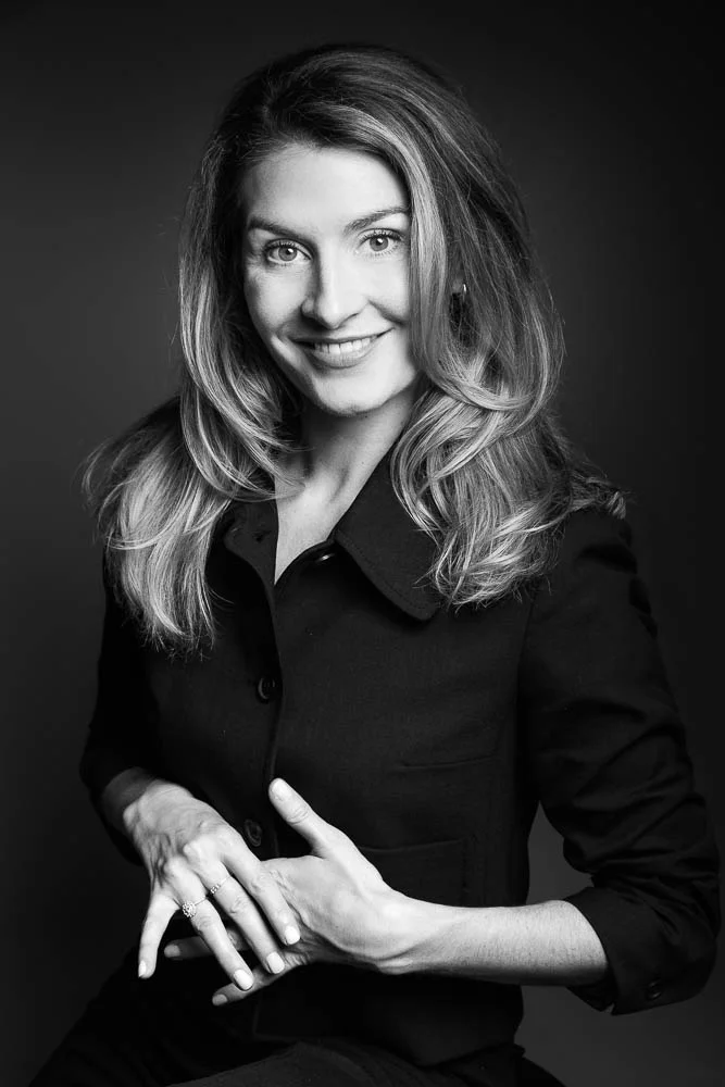 Photo corporate femme – portrait en veste noire
