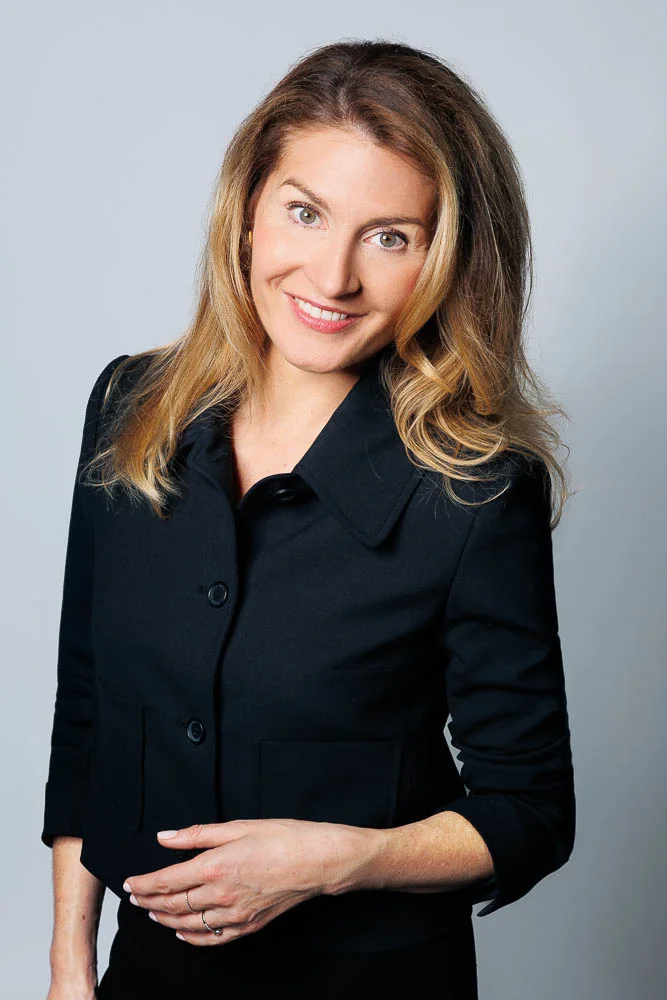 Photo corporate femme – portrait en veste noire