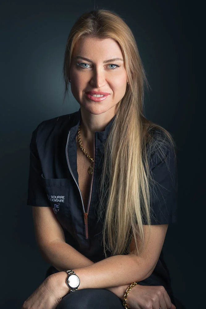 Photographe pour ostéopathe – portrait en tenue sombre