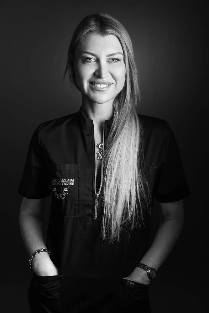 Photographe pour ostéopathe – portrait en tenue sombre