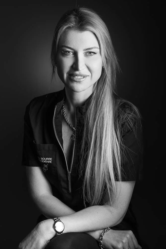 Photographe portrait noir et blanc à Paris – bras croisés