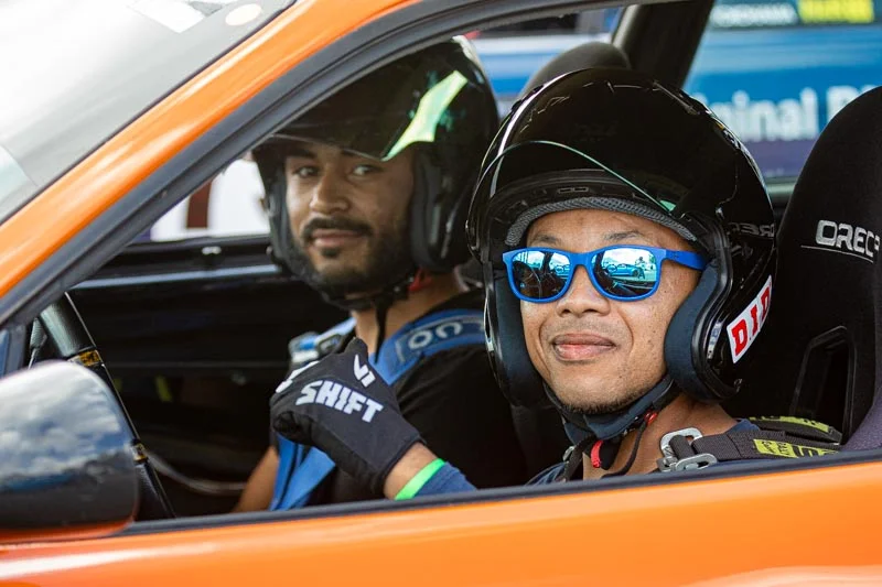 Photographe de voiture de luxe – portrait avec lunettes