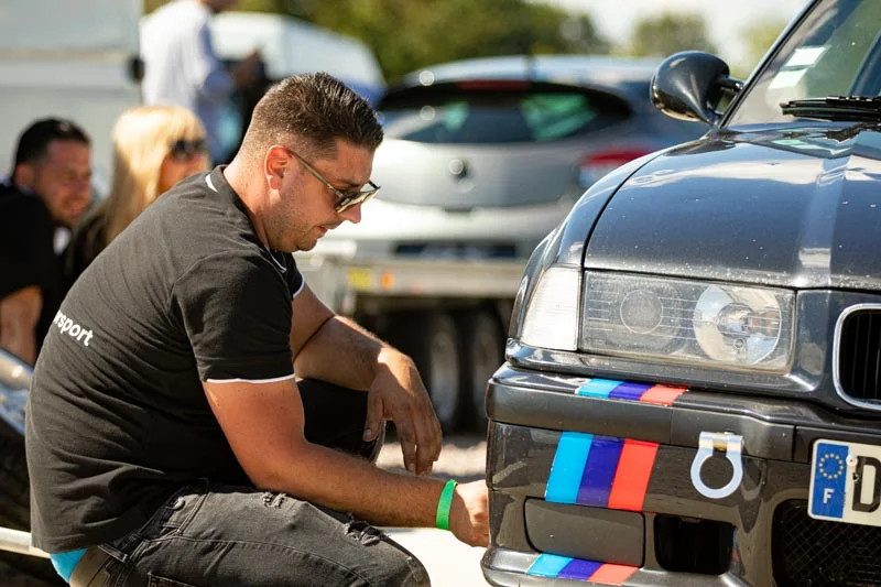 Photographe de voiture de luxe – portrait avec lunettes