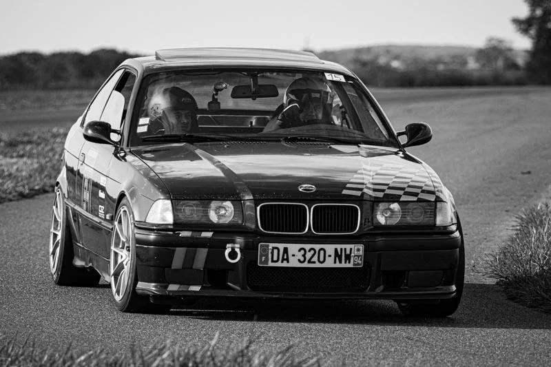 Photographe de voiture de luxe – portrait noir et blanc