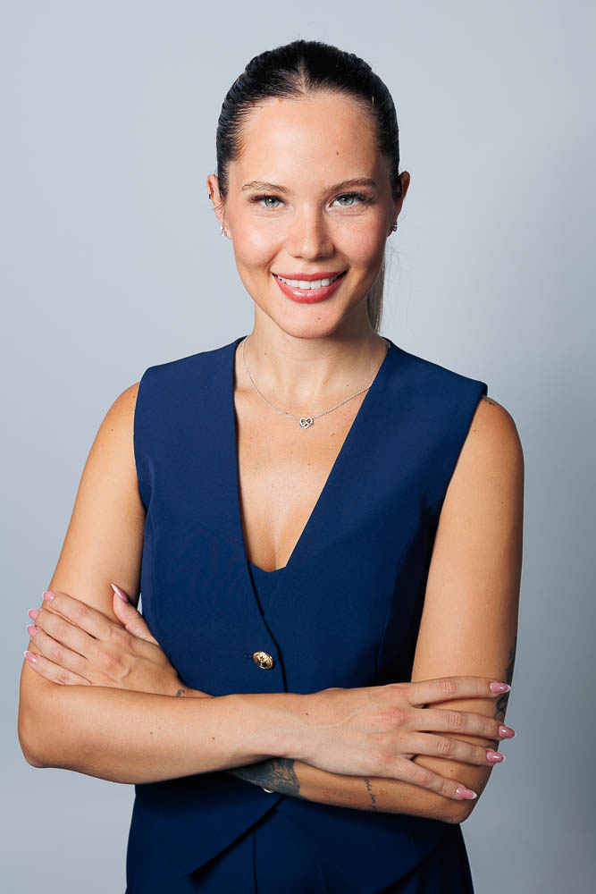 Shooting photo femme Paris – portrait bras croisés
