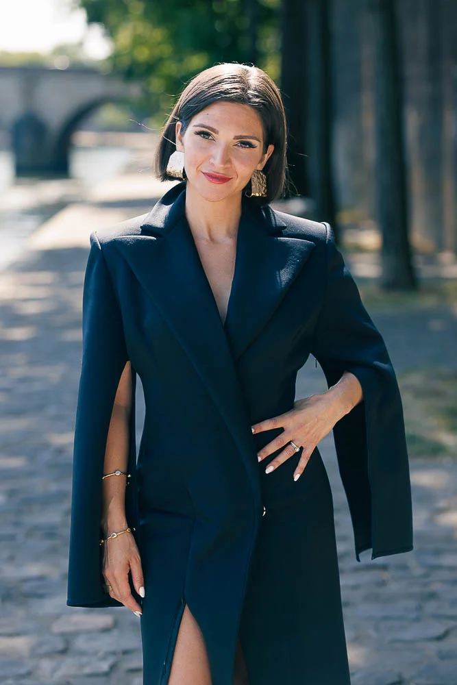 Shooting photo femme Paris – portrait en tenue sombre