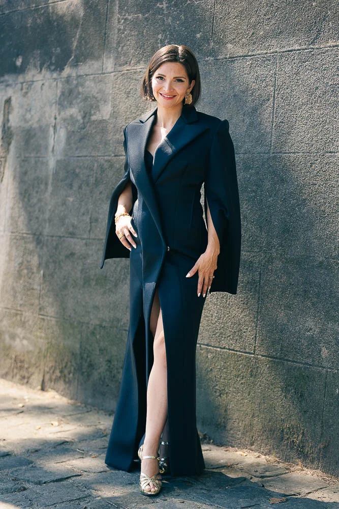 Shooting photo femme Paris – portrait en tenue sombre