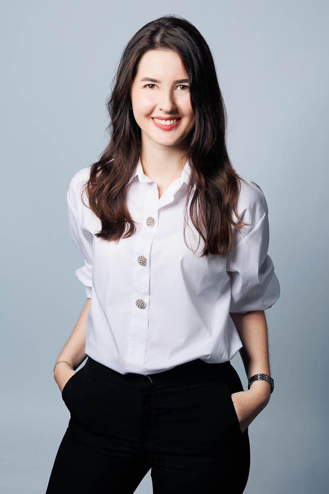 Photo corporate femme – portrait en chemise blanche