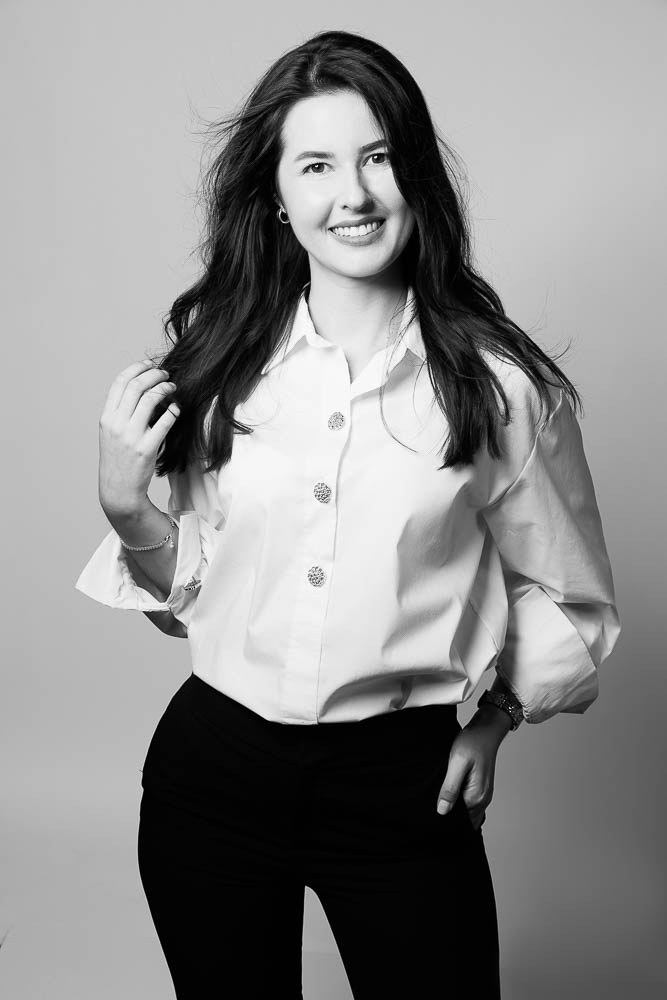 Photo corporate femme – portrait en chemise blanche