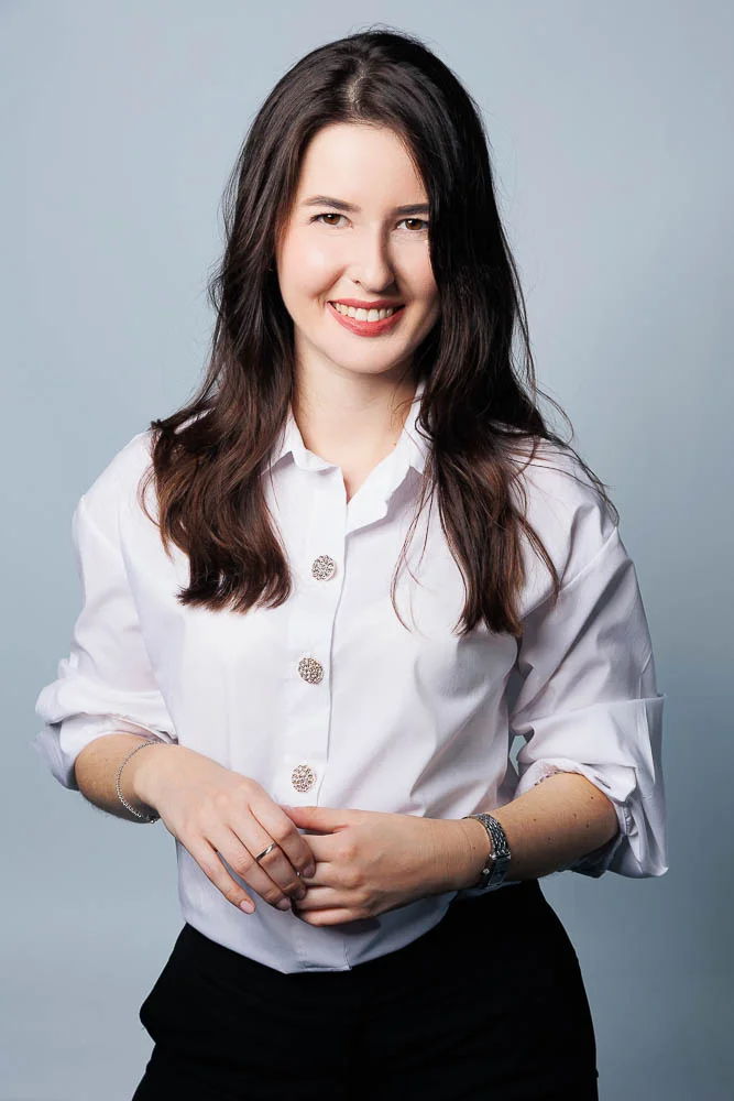 Photo corporate femme – portrait en chemise blanche