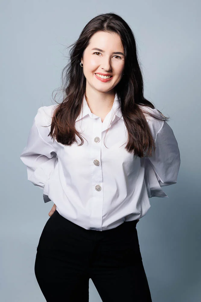 Photo corporate femme – portrait en chemise blanche