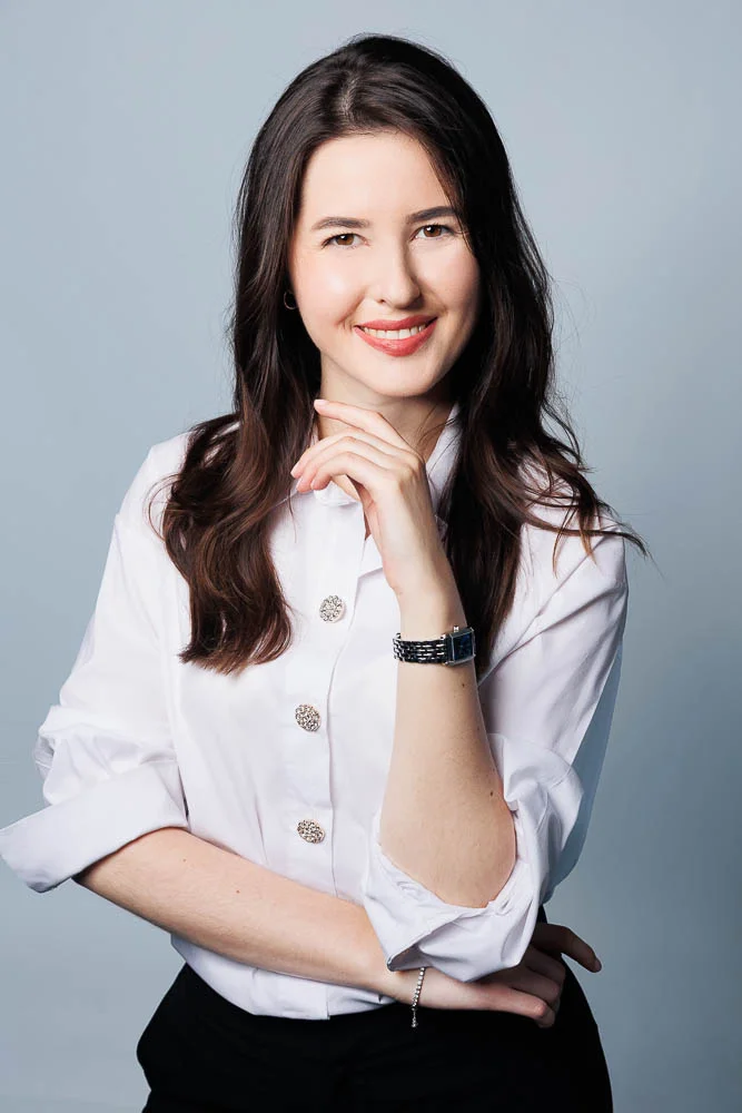 Photo corporate femme – portrait en chemise blanche