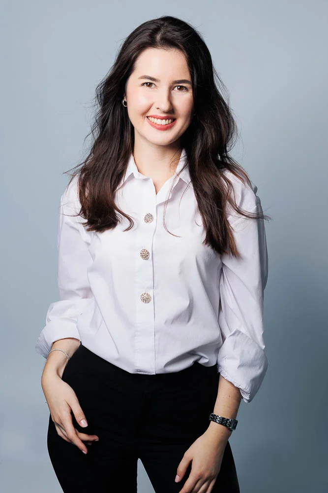 Photo corporate femme – portrait en chemise blanche