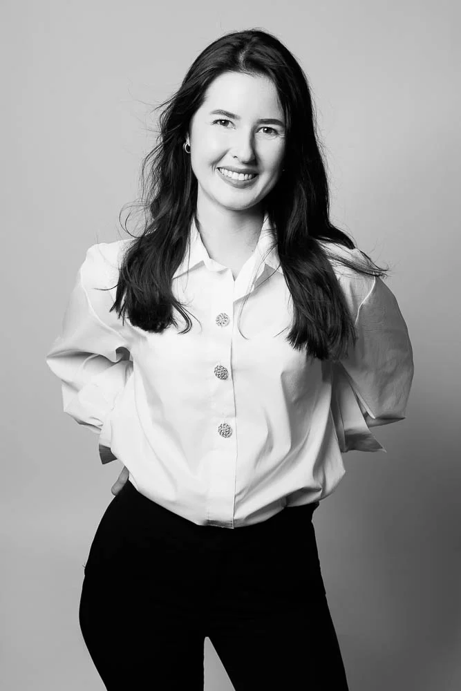 Photo corporate femme – portrait en chemise blanche