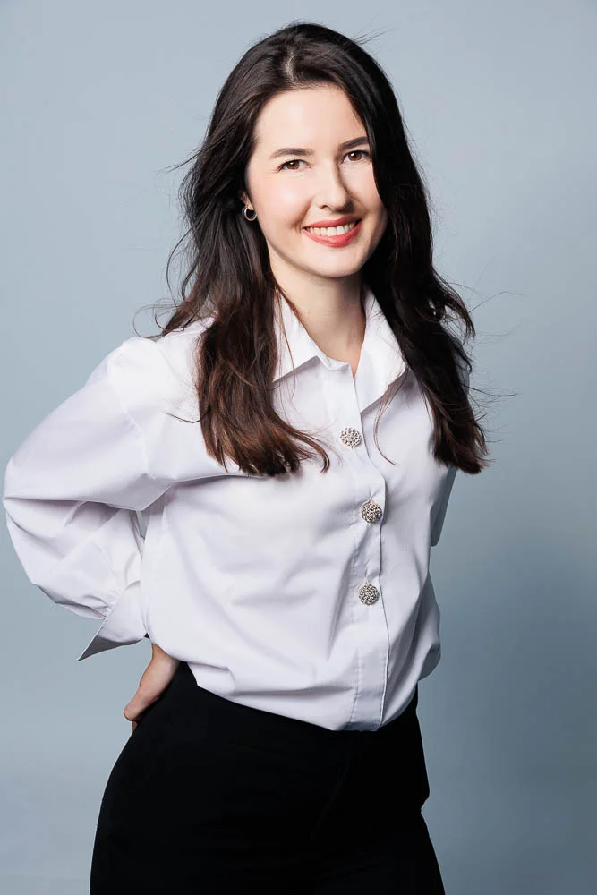 Photo corporate femme – portrait en chemise blanche
