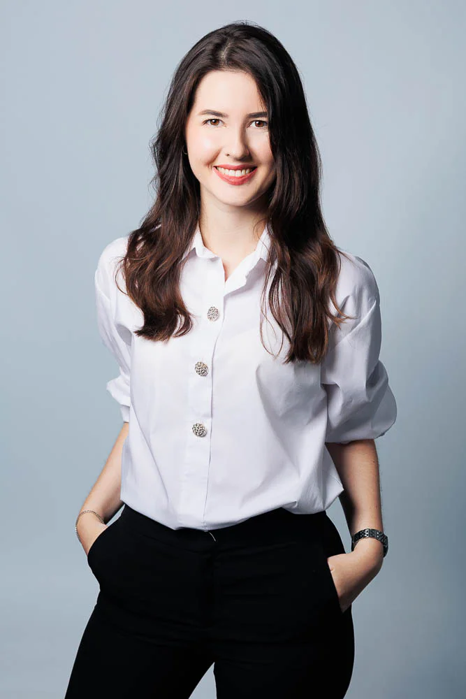 Photo de profil LinkedIn – portrait en chemise blanche Photo de profil LinkedIn – portrait en chemise blanche